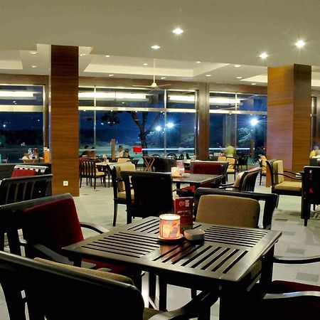 Ciputra Golf, Club & Hotel Surabaia Restaurante foto