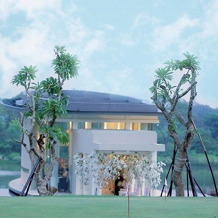 Ciputra Golf, Club & Hotel Surabaia Exterior foto