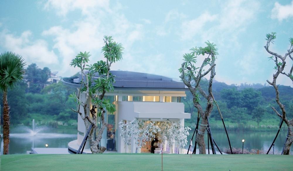 Ciputra Golf, Club & Hotel Surabaia Exterior foto